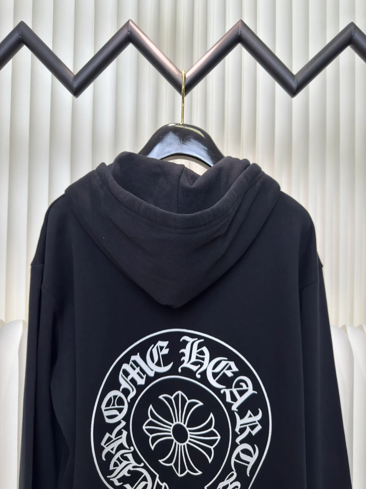 P480 Chrome Hearts letter-printed zipper jacket, custom-made plain suede cotton, delicate and smooth, comfortable and close to the skin, with deep black as the base, plain white lines with sharp cracks, the front cross flower totem is precisely embellished on the chest, and the gray CH pattern is hidden at the hem to control the visual focus. The scroll mantra is outlined on the back like an ancient seal, rugged and delicate coexist. The zippered hooded silhouette deconstructs the lazy drape of suede. Whispering the rock oracle that I am the rule. A rebellious ceremony about wearing and performing. Use glue printing. The printing has been revised three times using film screens. Use glue liquid paint to print the pattern on the fabric. Bake the fabric to fix the printed pattern. The fabrics have been washed and have a better hand feel. Not easy to deform. Not easy to shrink. Not easy to fade. Maintain long-term beauty. Fit: loose fit. Size: S M L XL